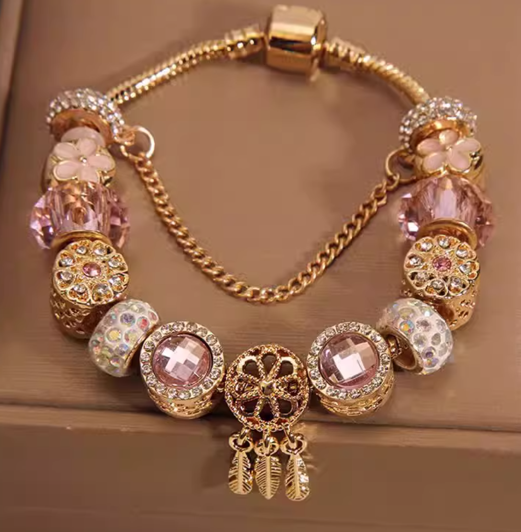 Trendiges Armband mit lila glasierten Perlen im Waldstil und Herzanhänger für Damen