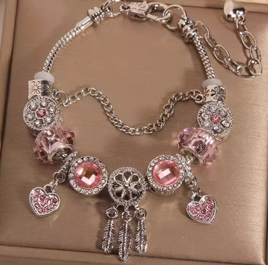 Trendiges Armband mit lila glasierten Perlen im Waldstil und Herzanhänger für Damen