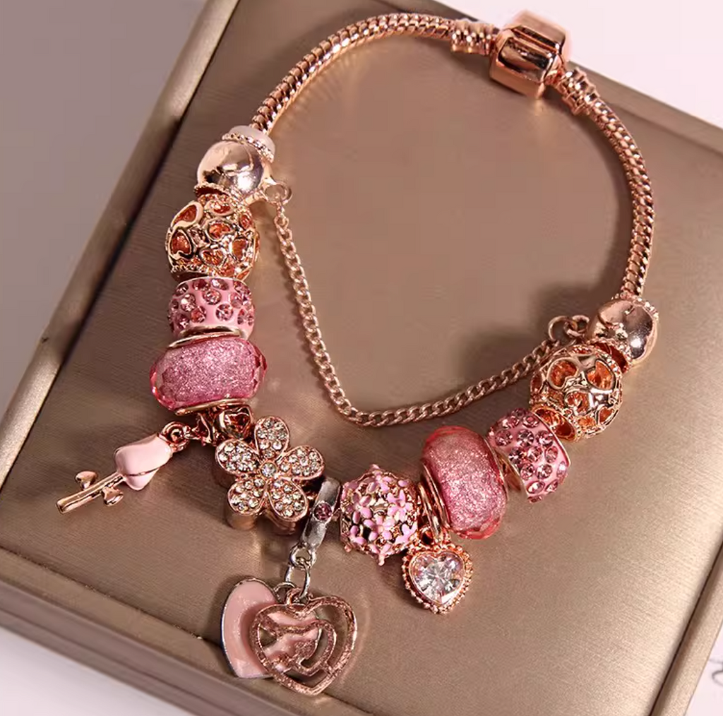 Trendiges Armband mit lila glasierten Perlen im Waldstil und Herzanhänger für Damen