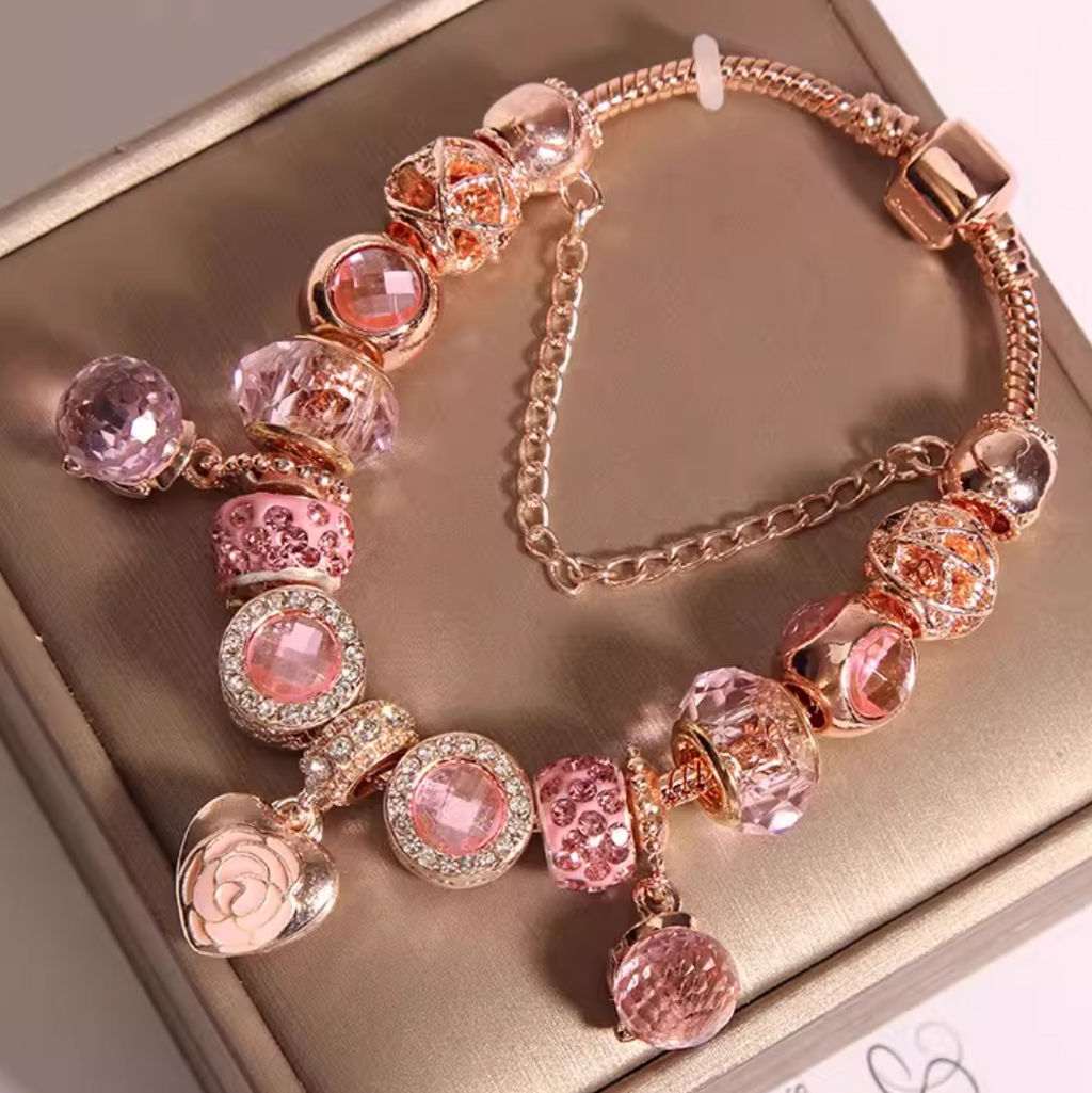 Trendiges Armband mit lila glasierten Perlen im Waldstil und Herzanhänger für Damen