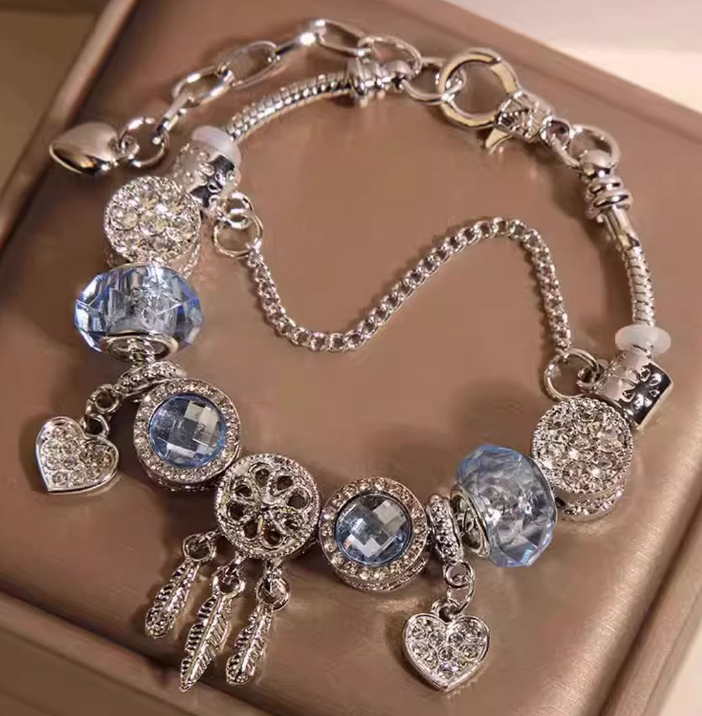 Trendiges Armband mit lila glasierten Perlen im Waldstil und Herzanhänger für Damen