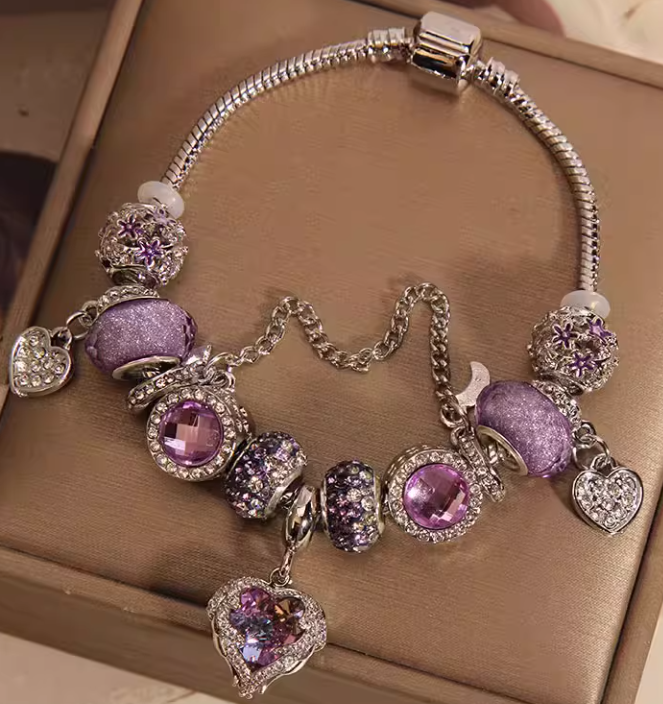 Trendiges Armband mit lila glasierten Perlen im Waldstil und Herzanhänger für Damen