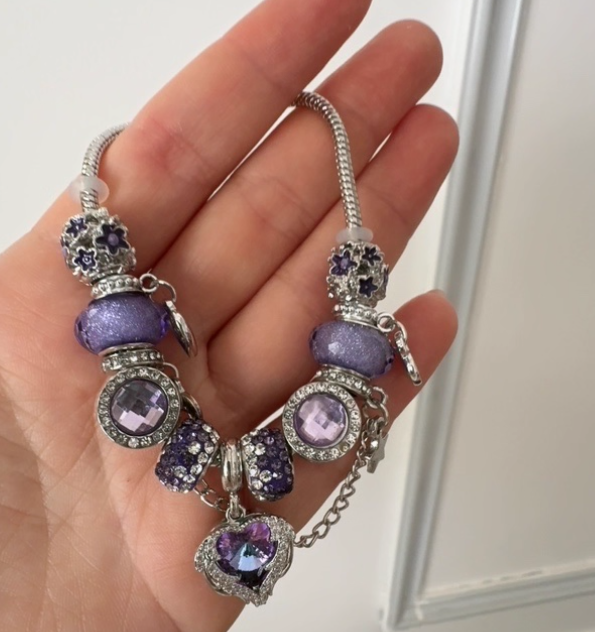 Trendiges Armband mit lila glasierten Perlen im Waldstil und Herzanhänger für Damen