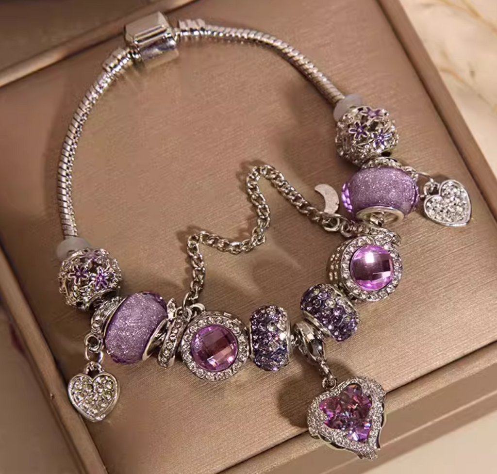 Trendiges Armband mit lila glasierten Perlen im Waldstil und Herzanhänger für Damen