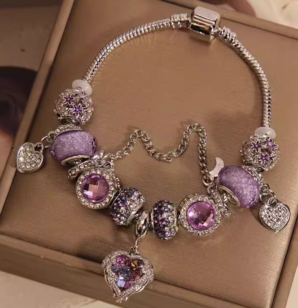 Trendiges Armband mit lila glasierten Perlen im Waldstil und Herzanhänger für Damen