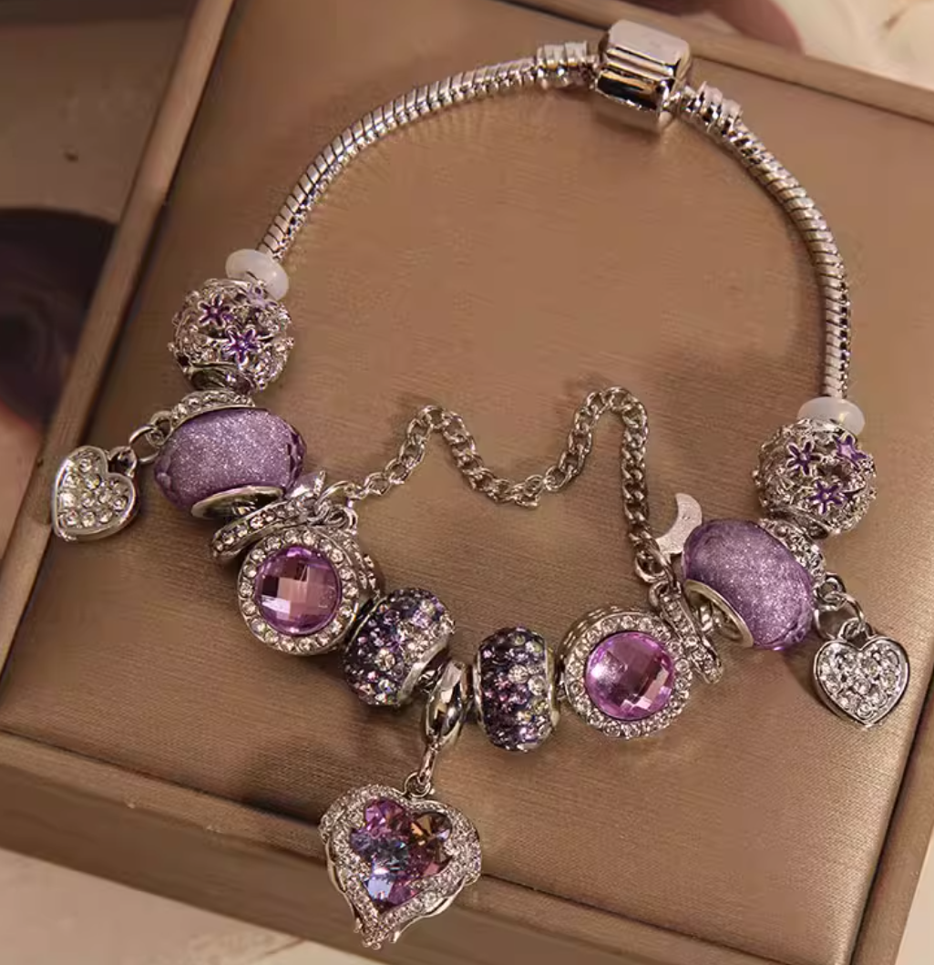 Trendiges Armband mit lila glasierten Perlen im Waldstil und Herzanhänger für Damen